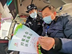 郑州禁毒民警在客运站摆摊儿宣传